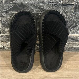 Black‎ Fuzzy Sandal Slippers with criss cross design size 40-41 (Women’s 9-10)